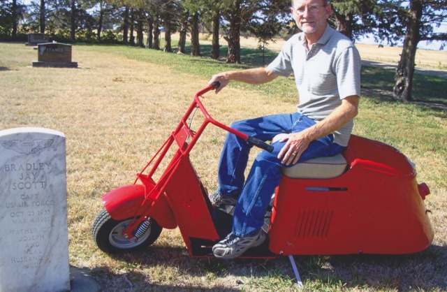2012/11(Nov)/Eugene Tastad -Brad's Scooter/640x480_2012-11 4 Butchy on Brad's Scooter.jpg